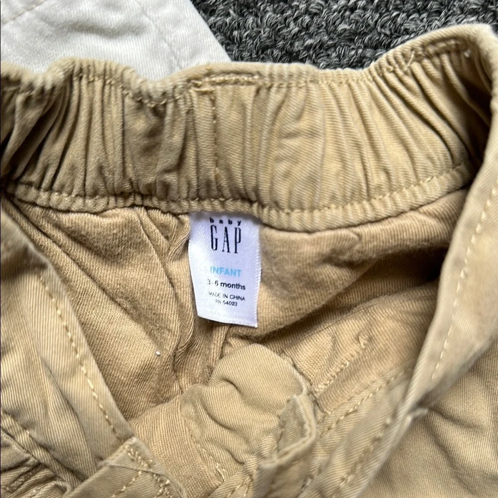 Baby Gap - Set of light and dark khaki pants - Picture 3 of 4